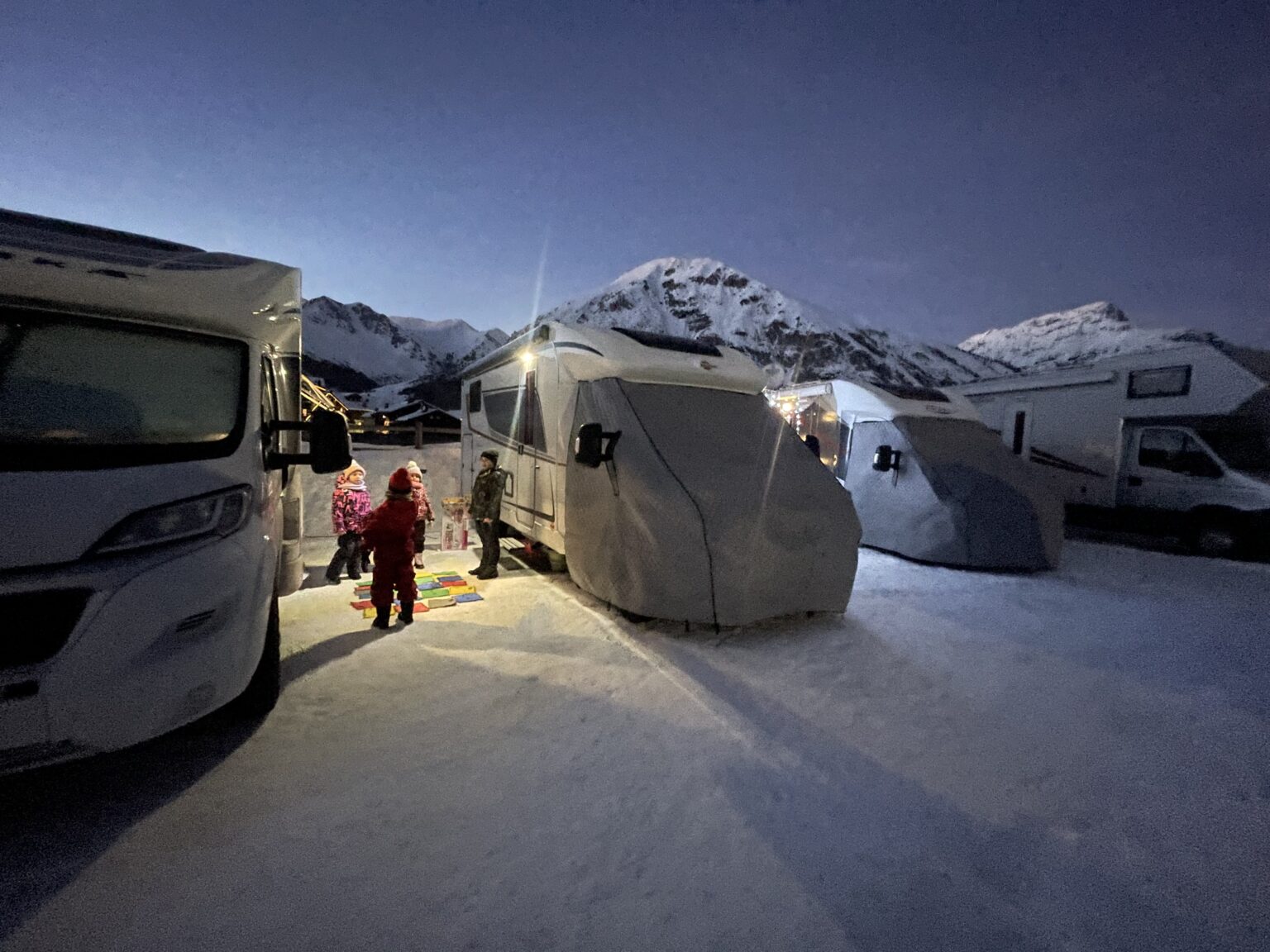 Kamper na tle gór w zimowej aurze