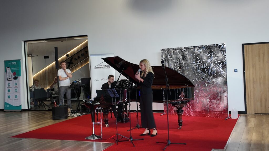 Koncert na otwarciu salonu sprzedaży firmy XCamp