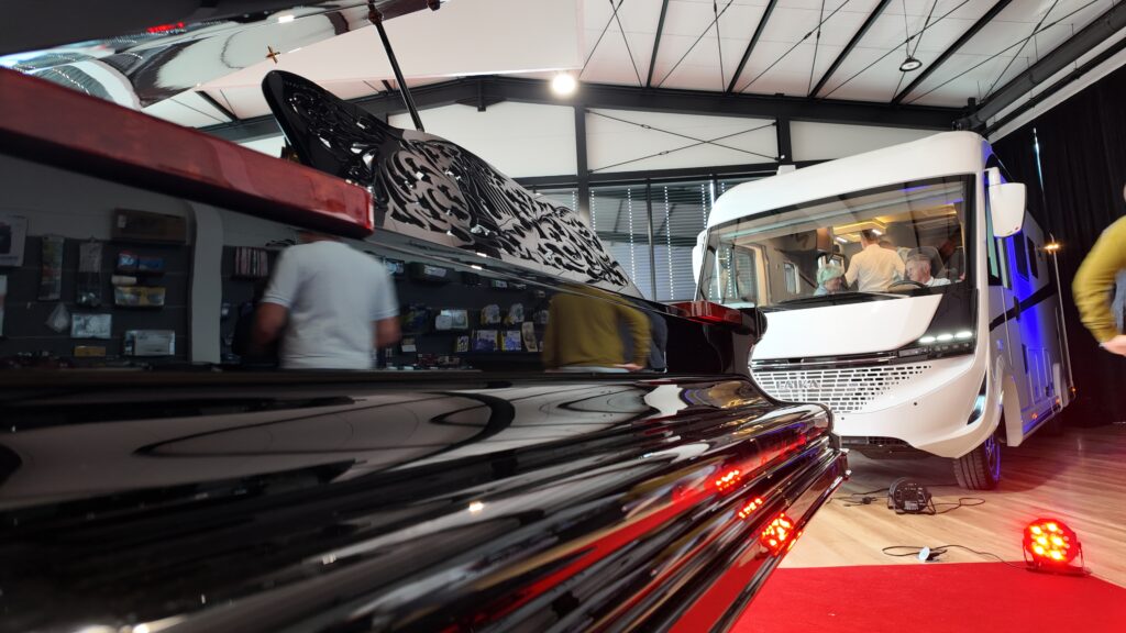 Laika Kreos H5109 w pełnej okazałości z fortepianem