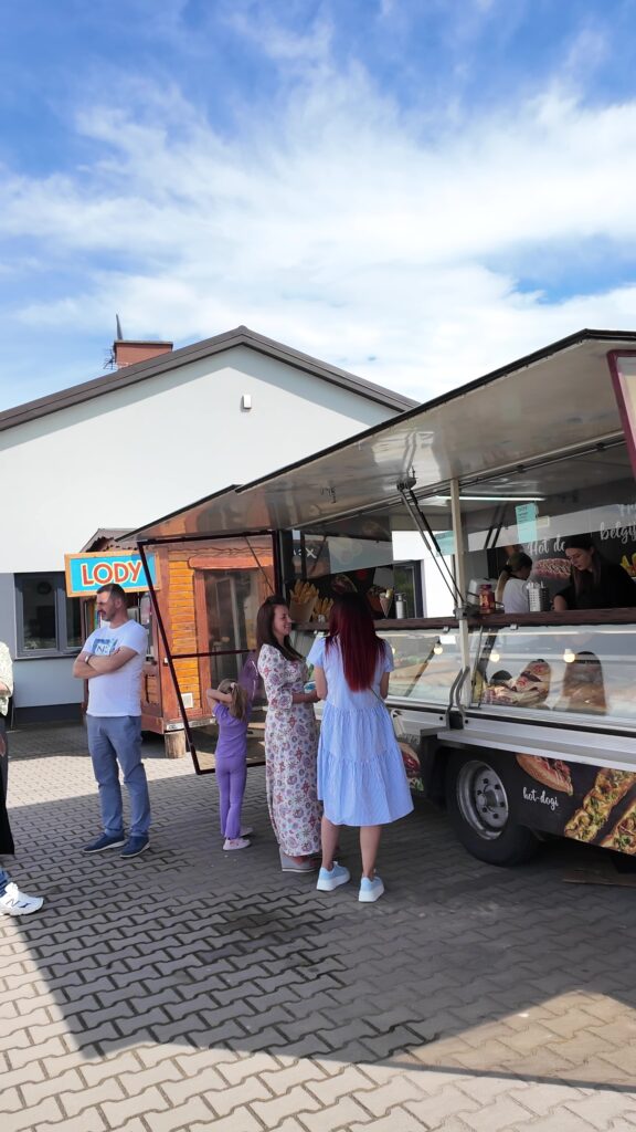 Foodtruck na otwarciu salonu sprzdaży w Cekowie
