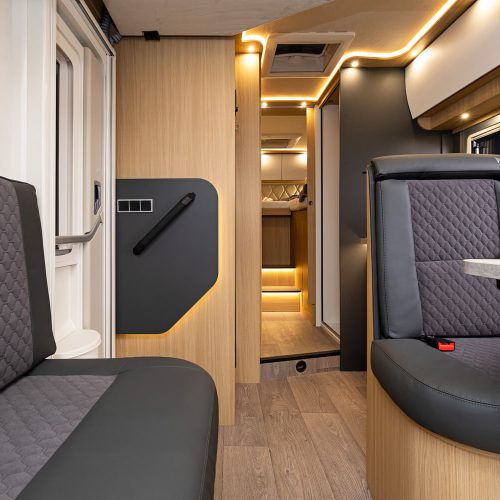 Widok na salon w Masuria 780 TL - wersja kolorystyczna Natural Oak