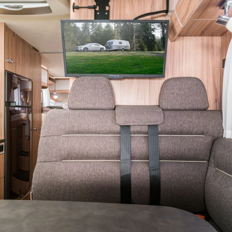 hy17_exi588_weiss_chia_jan_interior_tv_in_funktion_2