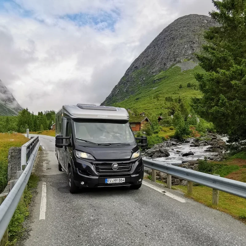 hymer_exsis_t_auf_dem_weg_zu_den_fjorden