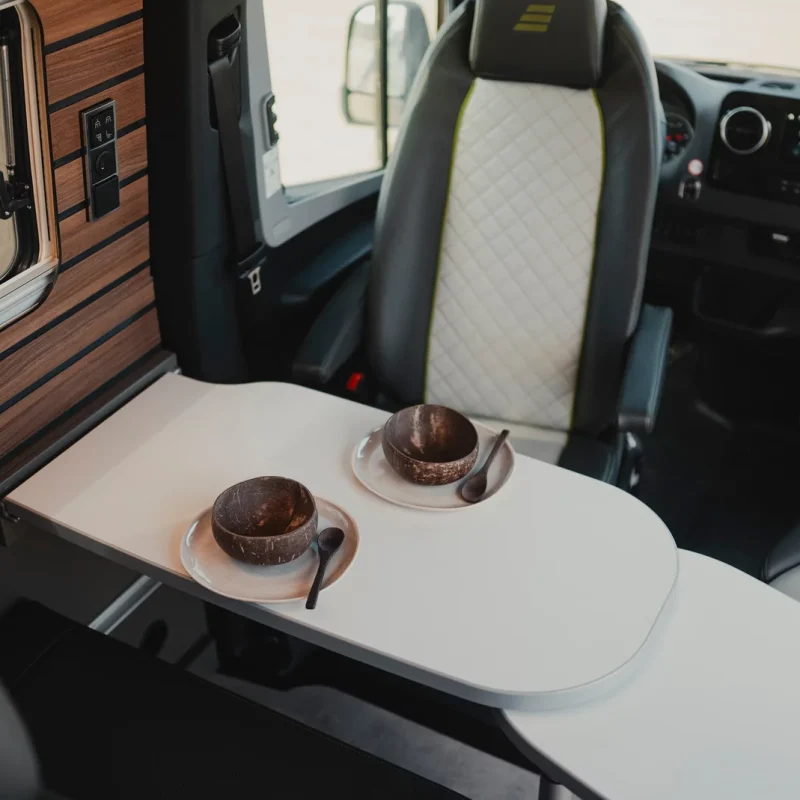 hymer_gcs_crossover_innenansicht_schwenkbarer_tisch_dsc02235-screen